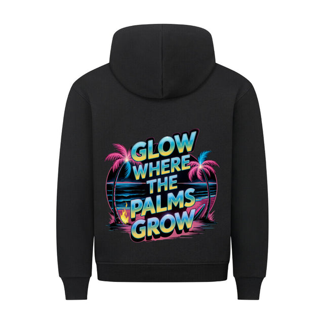 Tropischer Premium Hoodie „Glow Where the Palms Grow“ von TeeTreeTrendz mit Retro-Schriftzug und Palmen-Design in hochwertiger Qualität