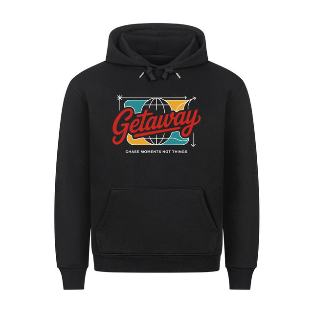 Getaway Premium Hoodie mit buntem Globus-Print und dem Motto „Chase Moments Not Things“ – gemütlich, nachhaltig & ideal für Reisen und Alltag | TeeTreeTrendz