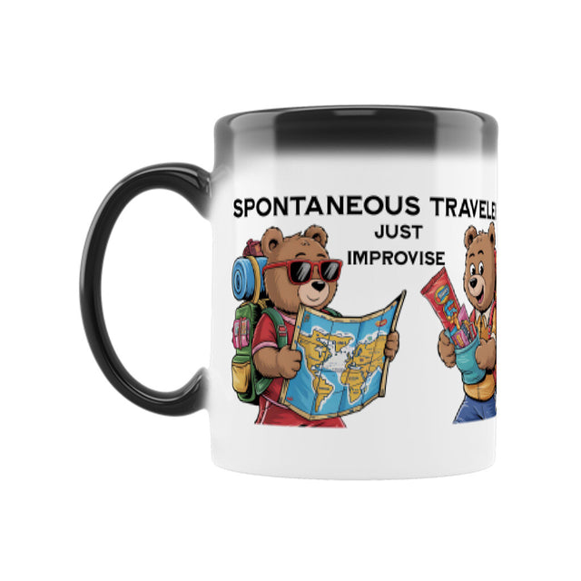 TeddyTravel Farbwechsel-Keramiktasse 300 ml, schwarz zu weiß, mit Teddybären-Print und bunten Rucksäcken für Outdoor-Abenteuer von TeeTreeTrendz