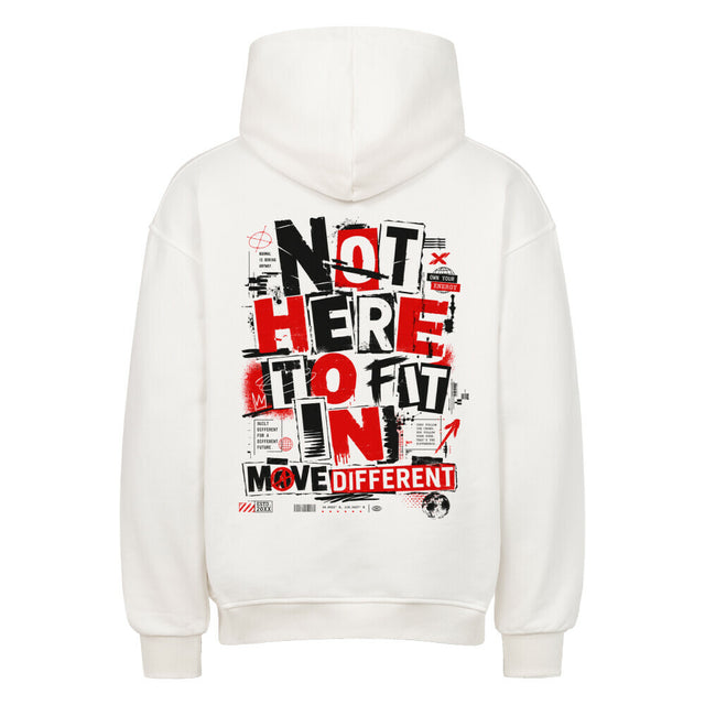 Weißer Oversized Hoodie mit kleinem MOVE DIFFERENT Frontprint und großem NOT HERE TO FIT IN Backprint in Rot und Schwarz.