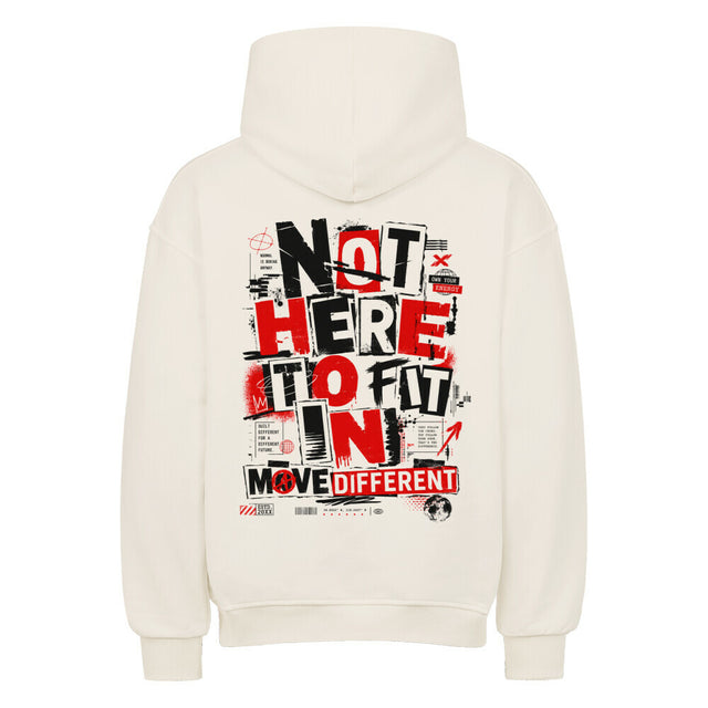 Weißer Oversized Hoodie mit kleinem MOVE DIFFERENT Frontprint und großem NOT HERE TO FIT IN Backprint in Rot und Schwarz.