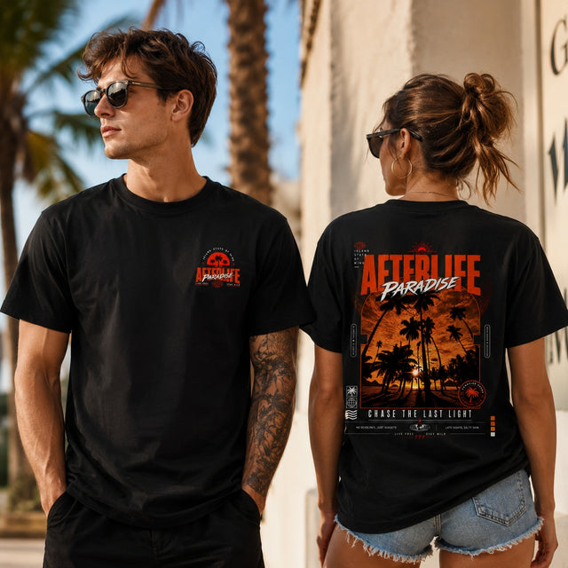 Schwarzes Unisex T-Shirt mit großem orange-weißem AFTERLIFE PARADISE Backprint, Palmen-Sonnenuntergang und Streetwear-Design an einem Zaun.