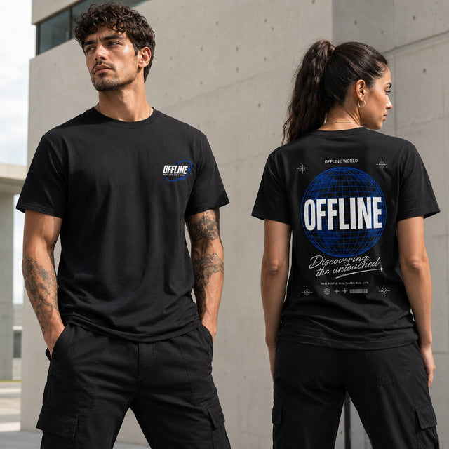 Schwarzes Unisex T-Shirt mit kleinem OFFLINE Frontprint und großem blauen OFFLINE WORLD Globus-Backprint auf dem Rücken.