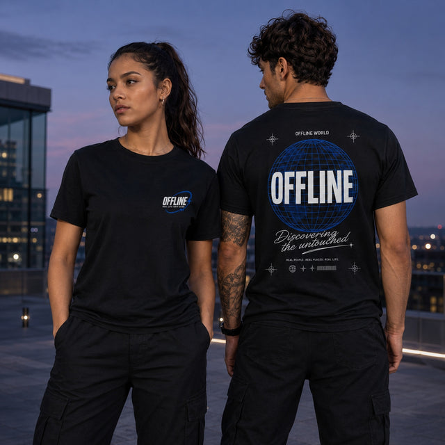 Schwarzes Unisex T-Shirt mit kleinem OFFLINE Frontprint und großem blauen OFFLINE WORLD Globus-Backprint auf dem Rücken.