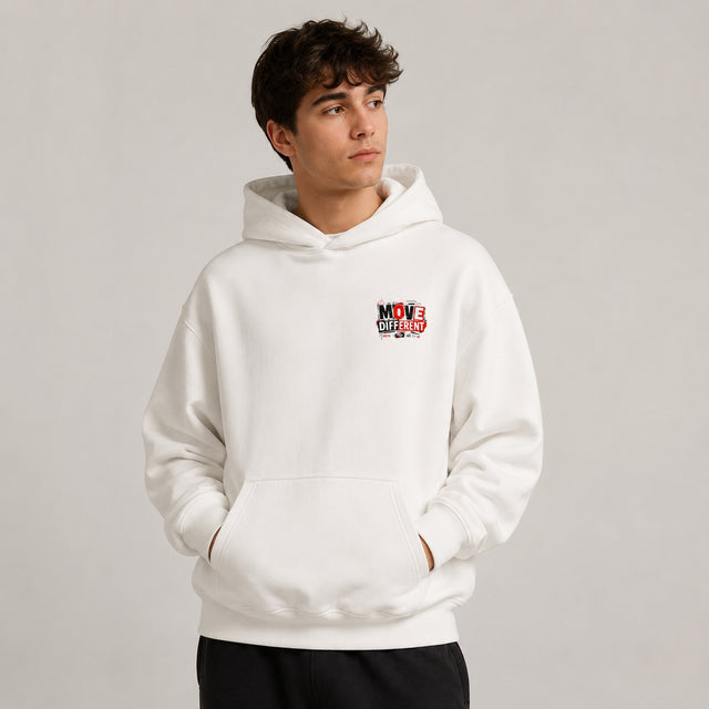 Weißer Oversized Hoodie mit kleinem MOVE DIFFERENT Frontprint und großem NOT HERE TO FIT IN Backprint in Rot und Schwarz.