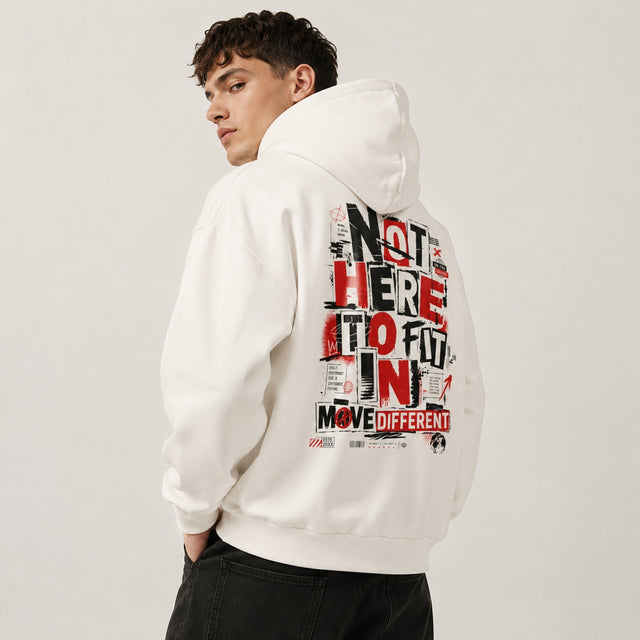 Weißer Oversized Hoodie mit kleinem MOVE DIFFERENT Frontprint und großem NOT HERE TO FIT IN Backprint in Rot und Schwarz.