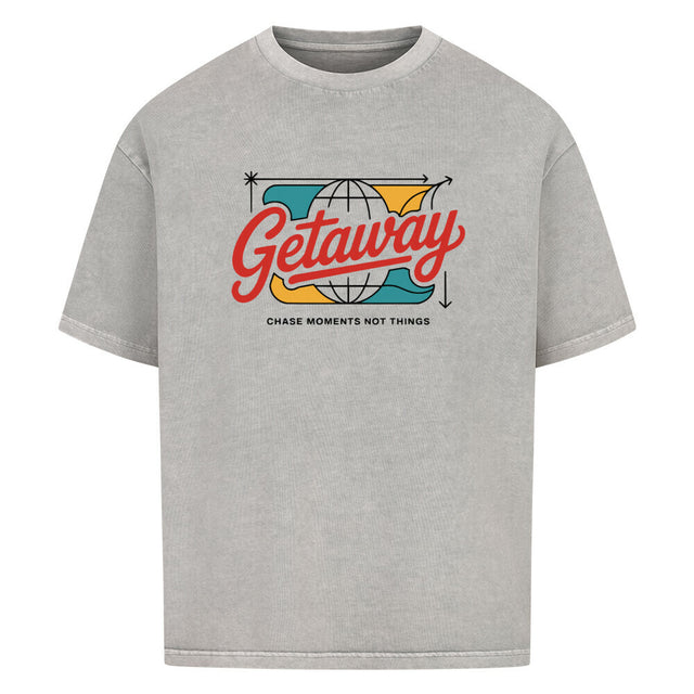 Getaway Oversized T-Shirt mit Globus-Print und dem Motto „Chase Moments Not Things“ – extra weich, nachhaltig & ideal für Reise, Alltag und Freizeit