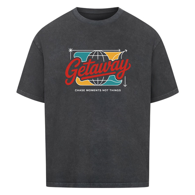 Getaway Oversized T-Shirt mit Globus-Print und dem Motto „Chase Moments Not Things“ – extra weich, nachhaltig & ideal für Reise, Alltag und Freizeit