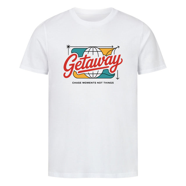 Getaway Unisex T-Shirt aus Bio-Baumwolle mit farbigem Globus-Print und dem Slogan „Chase Moments Not Things“ – leicht, nachhaltig & alltagstauglich | TeeTreeTrendz