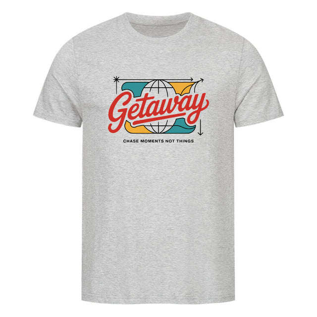 Getaway Unisex T-Shirt aus Bio-Baumwolle mit farbigem Globus-Print und dem Slogan „Chase Moments Not Things“ – leicht, nachhaltig & alltagstauglich | TeeTreeTrendz