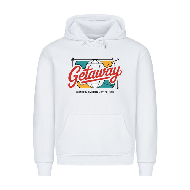 Getaway Premium Hoodie mit buntem Globus-Print und dem Motto „Chase Moments Not Things“ – gemütlich, nachhaltig & ideal für Reisen und Alltag | TeeTreeTrendz
