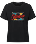 Getaway Damen T-Shirt mit buntem Globus-Print und nachhaltigem Reise-Statement „Chase Moments Not Things“ – aus 100 % Bio-Baumwolle | TeeTreeTrendz