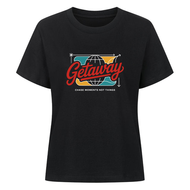 Getaway Damen T-Shirt mit buntem Globus-Print und nachhaltigem Reise-Statement „Chase Moments Not Things“ – aus 100 % Bio-Baumwolle | TeeTreeTrendz