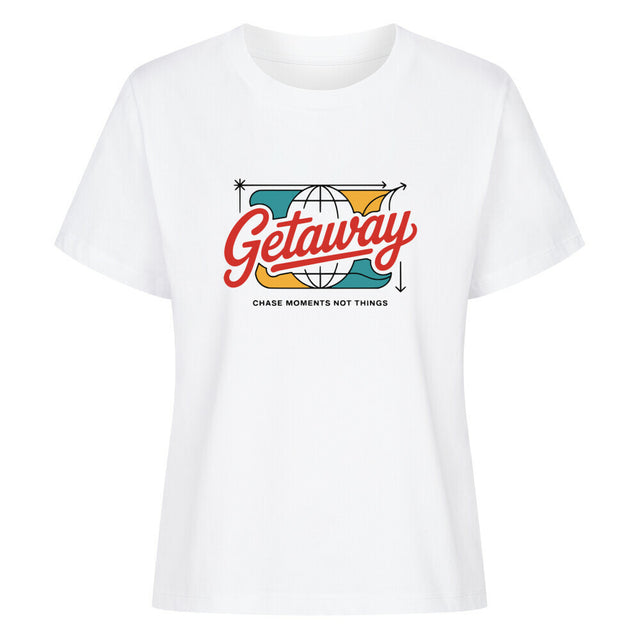 Getaway Damen T-Shirt mit buntem Globus-Print und nachhaltigem Reise-Statement „Chase Moments Not Things“ – aus 100 % Bio-Baumwolle | TeeTreeTrendz