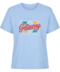 Getaway Damen T-Shirt mit buntem Globus-Print und nachhaltigem Reise-Statement „Chase Moments Not Things“ – aus 100 % Bio-Baumwolle | TeeTreeTrendz