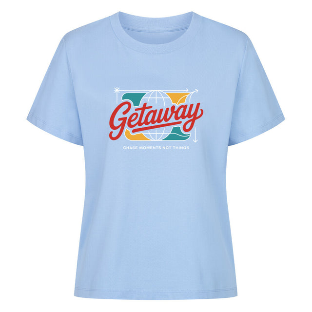 Getaway Damen T-Shirt mit buntem Globus-Print und nachhaltigem Reise-Statement „Chase Moments Not Things“ – aus 100 % Bio-Baumwolle | TeeTreeTrendz