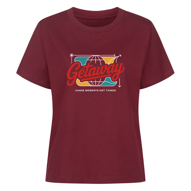 Getaway Damen T-Shirt mit buntem Globus-Print und nachhaltigem Reise-Statement „Chase Moments Not Things“ – aus 100 % Bio-Baumwolle | TeeTreeTrendz