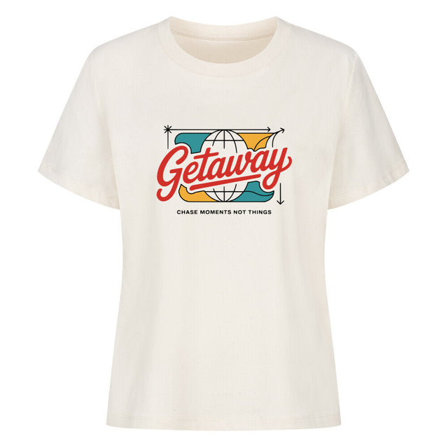 Getaway Damen T-Shirt mit buntem Globus-Print und nachhaltigem Reise-Statement „Chase Moments Not Things“ – aus 100 % Bio-Baumwolle | TeeTreeTrendz