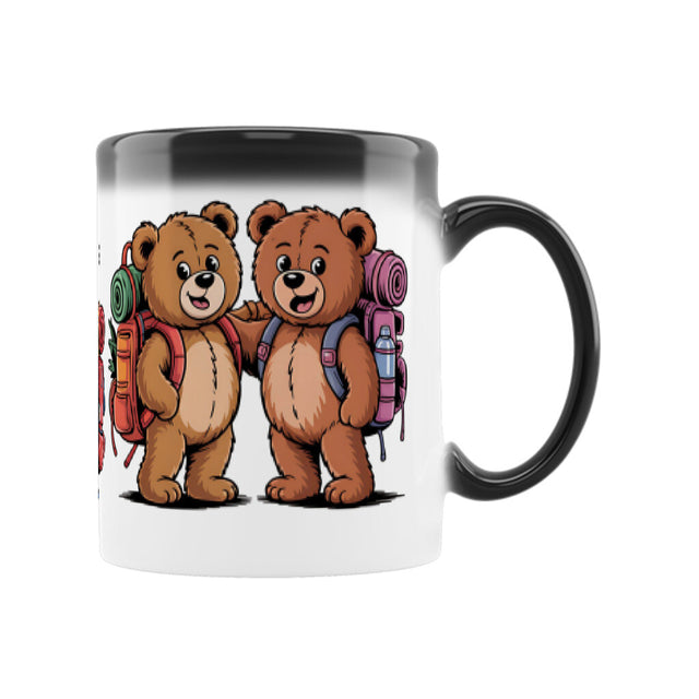 TeddyTravel Farbwechsel-Keramiktasse 300 ml, schwarz zu weiß, mit Teddybären-Print und bunten Rucksäcken für Outdoor-Abenteuer von TeeTreeTrendz