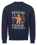 Ugly Christmas Sweater mit Lebkuchenmann, Cookies und dem Spruch „Official Cookie Dealer“.