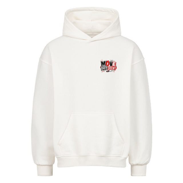 Weißer Oversized Hoodie mit kleinem MOVE DIFFERENT Frontprint und großem NOT HERE TO FIT IN Backprint in Rot und Schwarz.