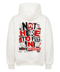 Weißer Oversized Hoodie mit kleinem MOVE DIFFERENT Frontprint und großem NOT HERE TO FIT IN Backprint in Rot und Schwarz.