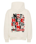 Weißer Oversized Hoodie mit kleinem MOVE DIFFERENT Frontprint und großem NOT HERE TO FIT IN Backprint in Rot und Schwarz.
