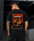 Schwarzes Unisex T-Shirt mit großem orange-weißem AFTERLIFE PARADISE Backprint, Palmen-Sonnenuntergang und Streetwear-Design an einem Zaun.