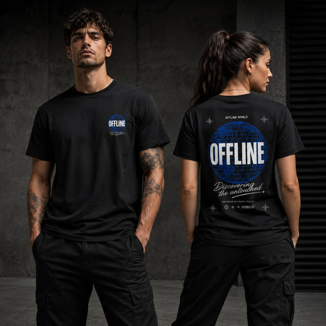 Schwarzes Unisex T-Shirt mit kleinem OFFLINE Frontprint und großem blauen OFFLINE WORLD Globus-Backprint auf dem Rücken.