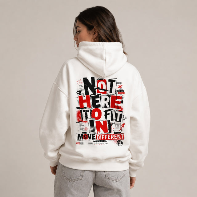 Weißer Oversized Hoodie mit kleinem MOVE DIFFERENT Frontprint und großem NOT HERE TO FIT IN Backprint in Rot und Schwarz.