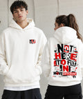 Weißer Oversized Hoodie mit kleinem MOVE DIFFERENT Frontprint und großem NOT HERE TO FIT IN Backprint in Rot und Schwarz.
