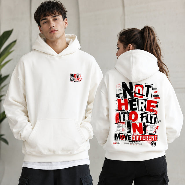 Weißer Oversized Hoodie mit kleinem MOVE DIFFERENT Frontprint und großem NOT HERE TO FIT IN Backprint in Rot und Schwarz.