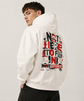 Weißer Oversized Hoodie mit kleinem MOVE DIFFERENT Frontprint und großem NOT HERE TO FIT IN Backprint in Rot und Schwarz.