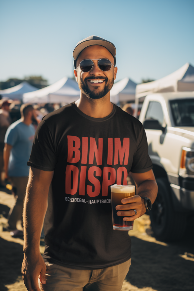 Schwarzes Unisex T-Shirt von TeeTreeTrendz mit rotem Aufdruck 'Bin im Dispo' und weißem Text 'Scheißegal Hauptsache Saufen'. Lässige Passform aus 100% Bio-Baumwolle, perfekt für Partys und Urlaub.